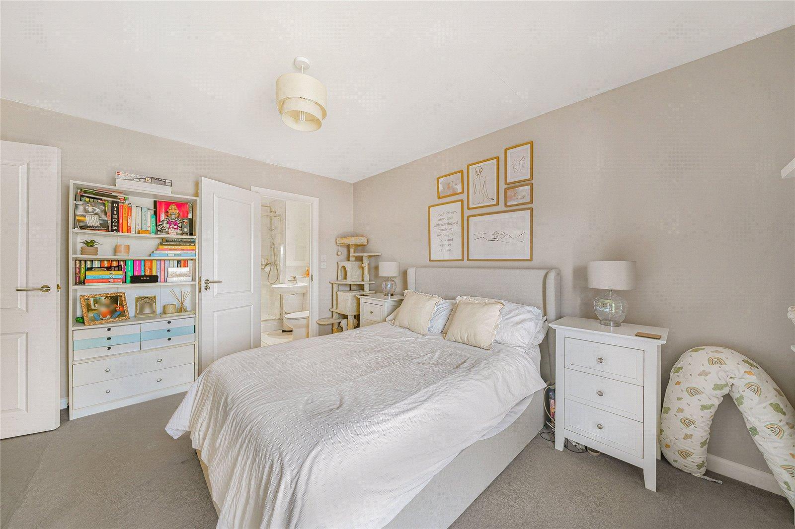 2 bedroom property for sale in Greenhithe | Robinson Jackson