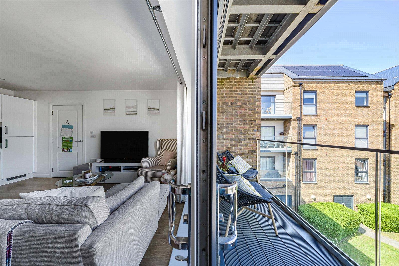 2 bedroom property for sale in Greenhithe | Robinson Jackson