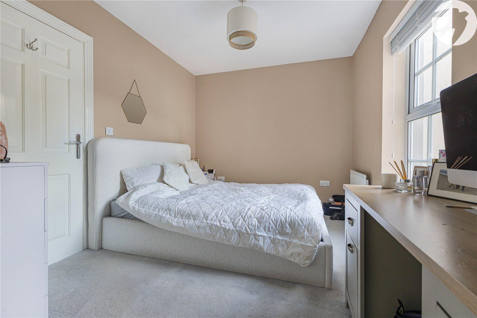 2 bedroom property for sale in Greenhithe | Robinson Jackson