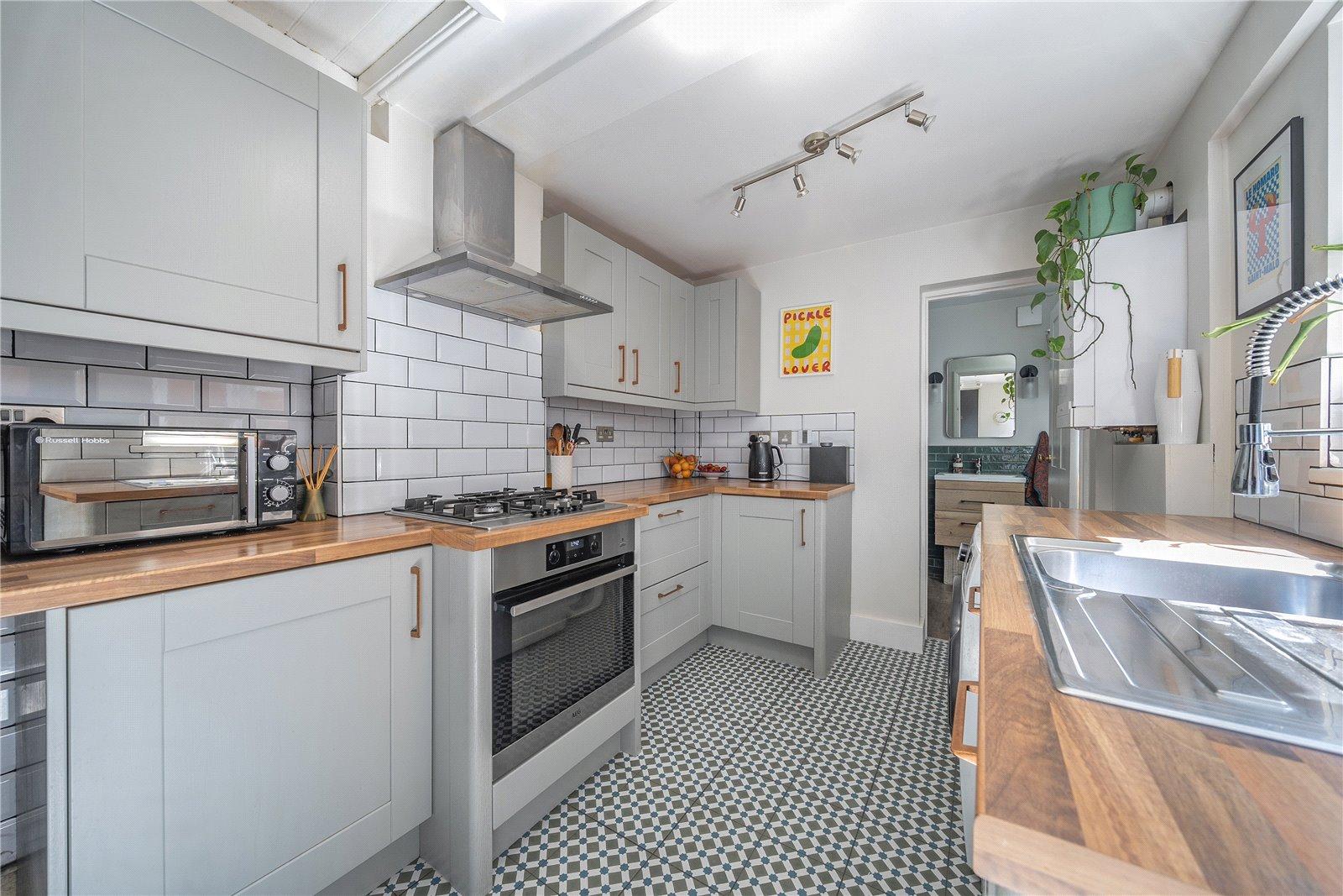 2 bedroom house for sale in London | Robinson Jackson