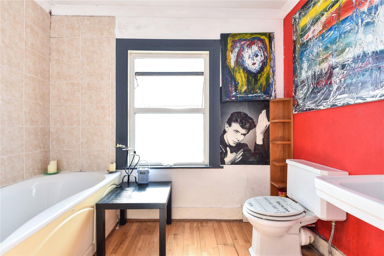 3 bedroom property for sale in London | Robinson Jackson