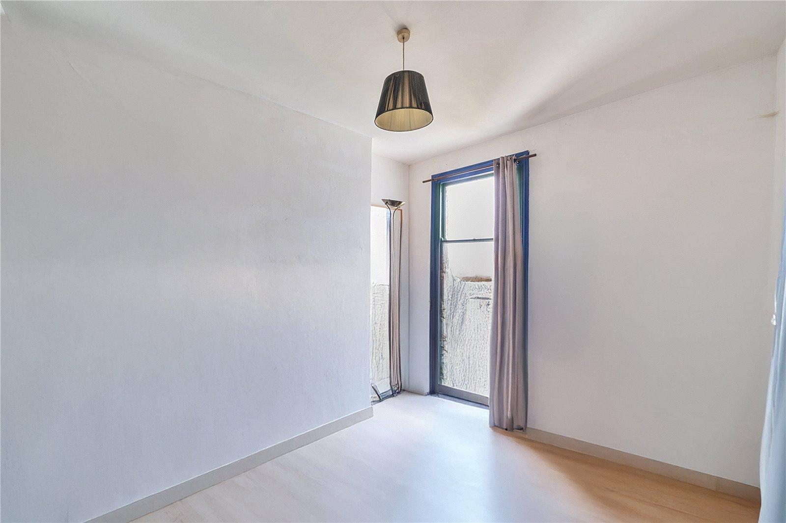 3 bedroom property for sale in London | Robinson Jackson