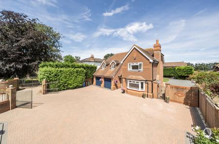 Horsham Lane, Rainham, Gillingham, Kent, ME8, 11453 - Quealy & Co