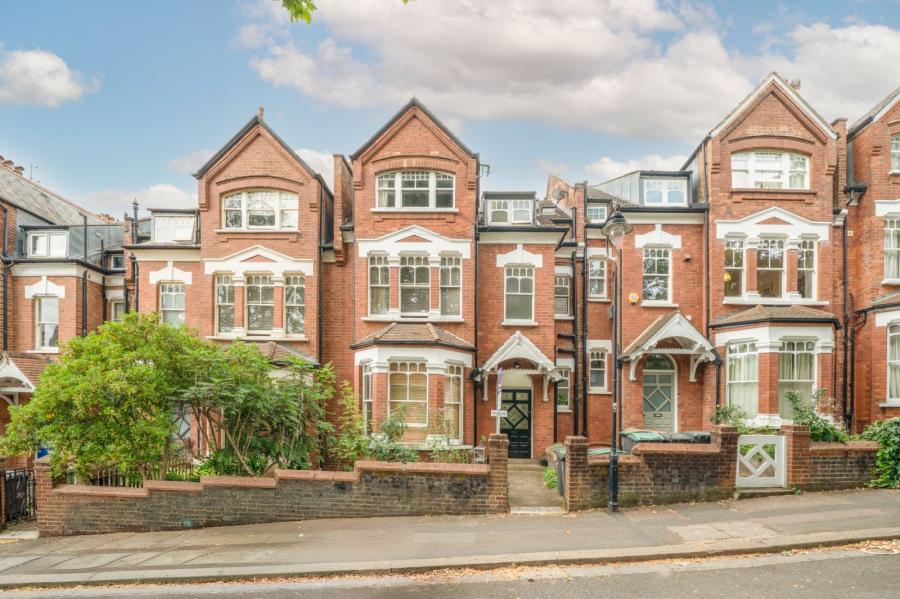 2 bedroom Flat for sale in Jacksons Lane-view2