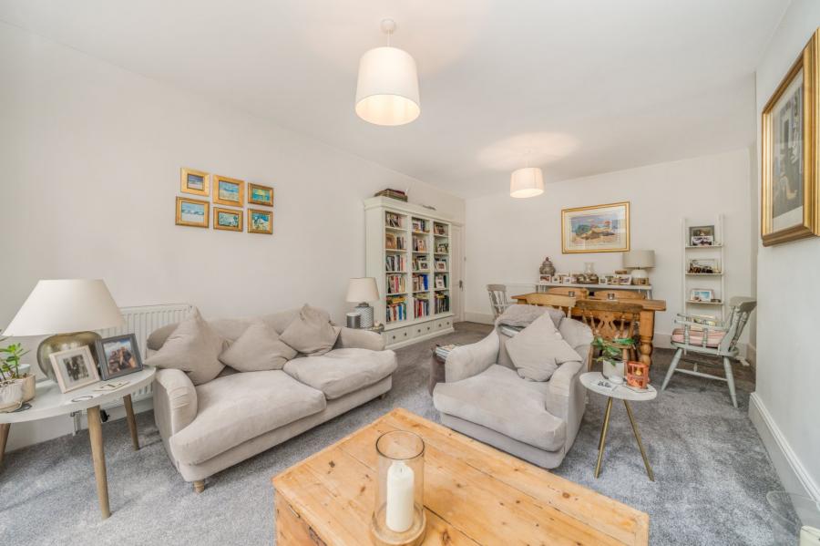 2 bedroom Flat for sale in Jacksons Lane-view5