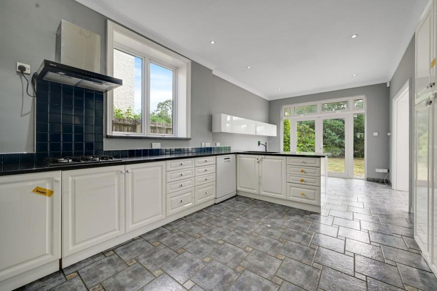 5 bedroom House for sale in Hodford Road-view6