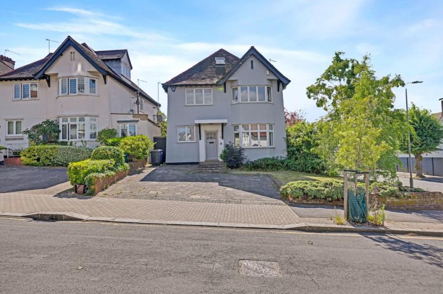 5 bedroom House for sale in Hodford Road-view1