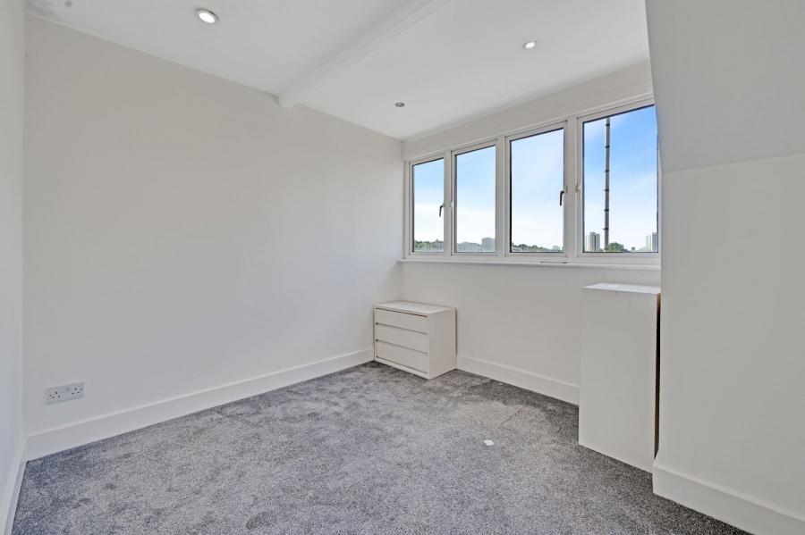 5 bedroom House for sale in Hodford Road-view12