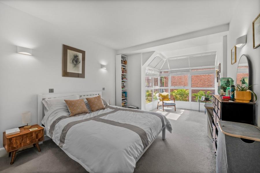 3 bedroom Flat for sale in Broadhurst Gardens-view5