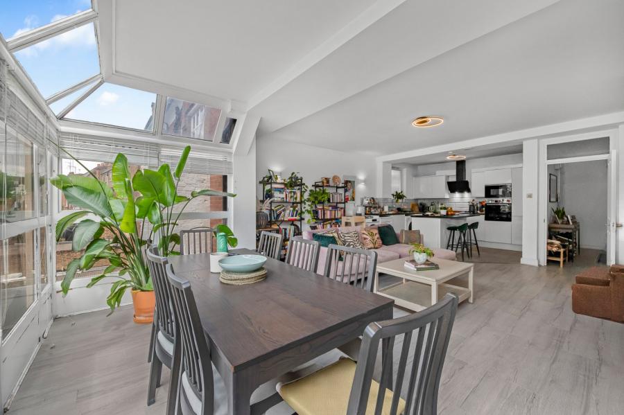 3 bedroom Flat for sale in Broadhurst Gardens-view4