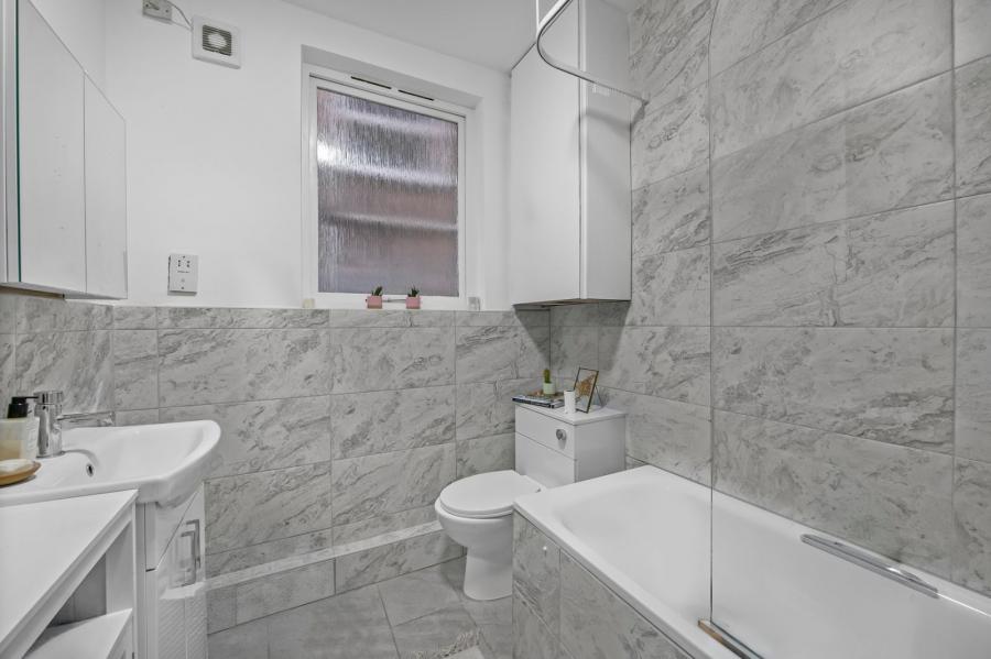 3 bedroom Flat for sale in Broadhurst Gardens-view6