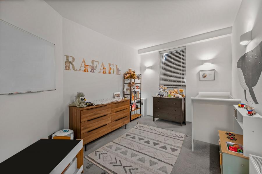 3 bedroom Flat for sale in Broadhurst Gardens-view7