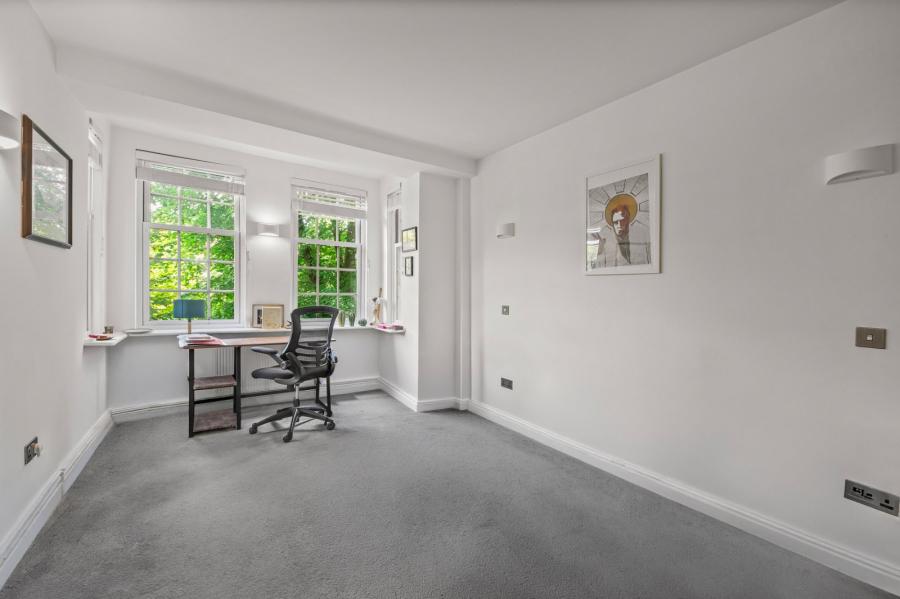 3 bedroom Flat for sale in Broadhurst Gardens-view9
