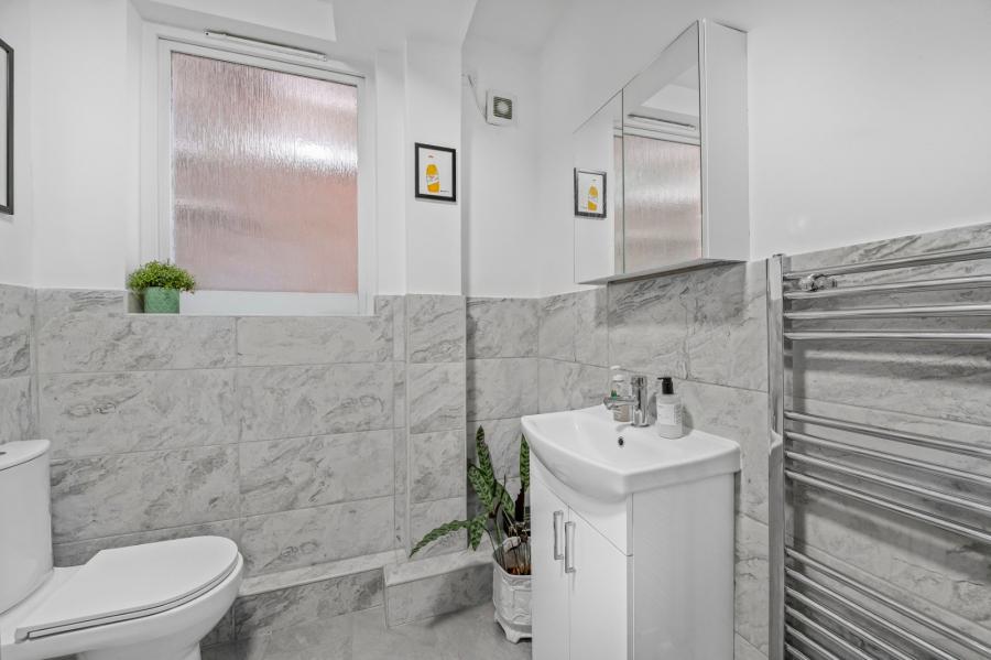 3 bedroom Flat for sale in Broadhurst Gardens-view8