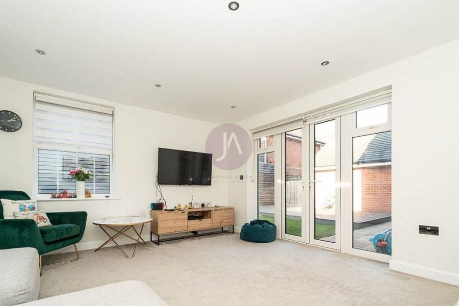 4 bedroom House for sale in Hubert Crescent-view7
