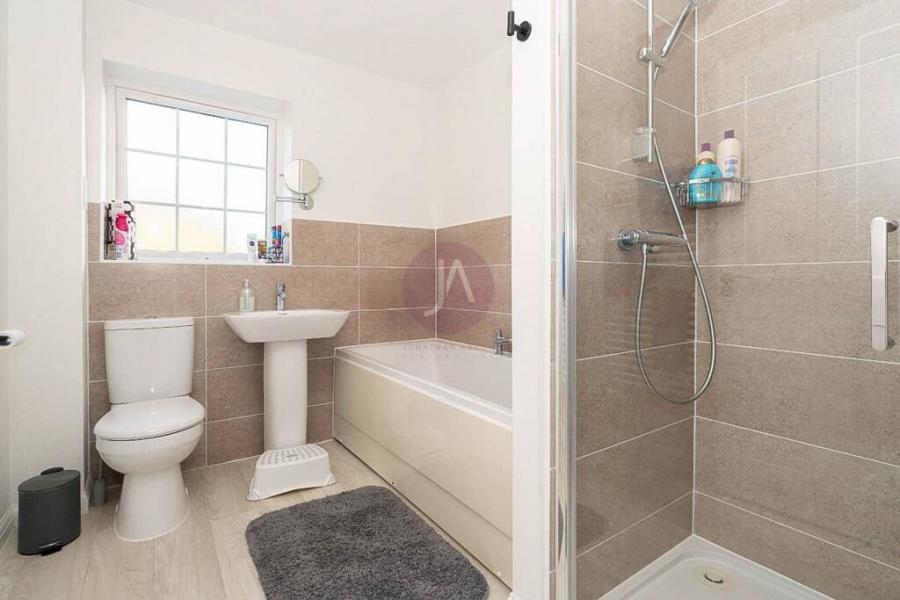 4 bedroom House for sale in Hubert Crescent-view12