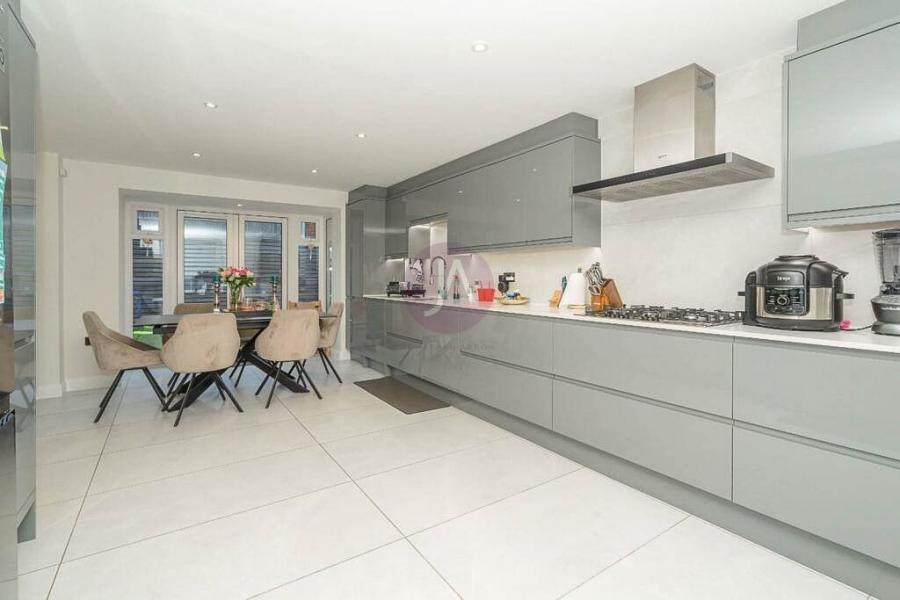 4 bedroom House for sale in Hubert Crescent-view4