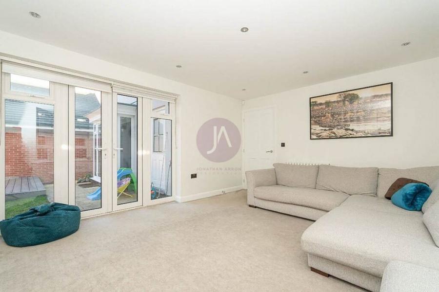 4 bedroom House for sale in Hubert Crescent-view2
