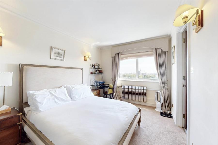 3 bedroom Flat for sale in St Edmunds Terrace-view5