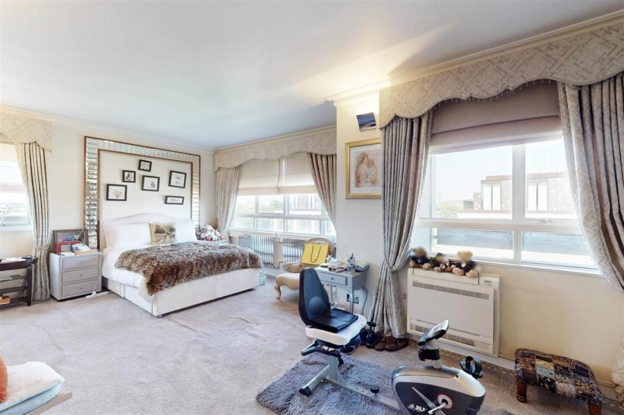 3 bedroom Flat for sale in St Edmunds Terrace-view18