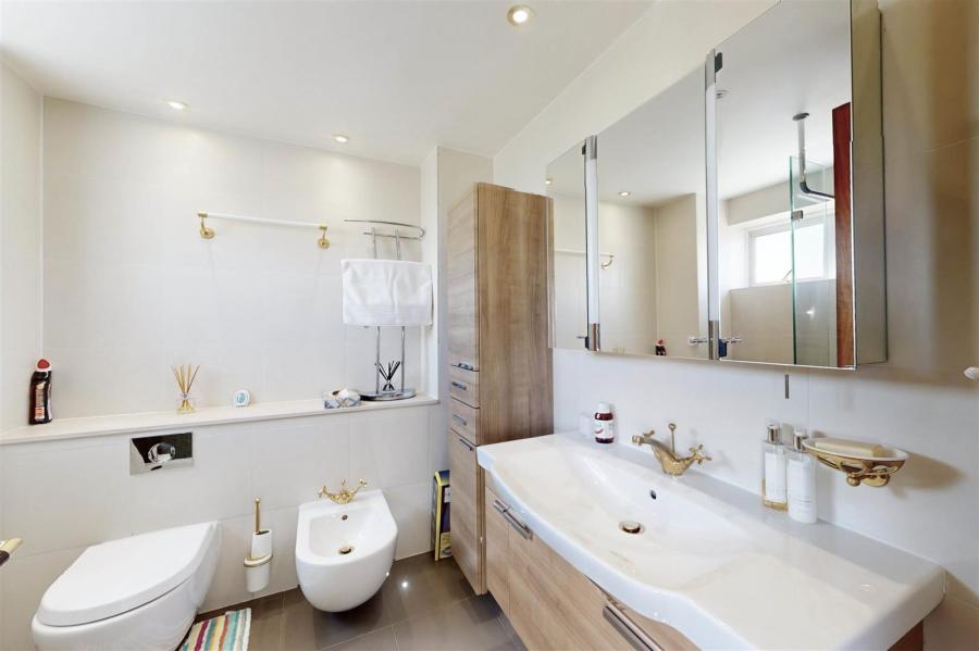 3 bedroom Flat for sale in St Edmunds Terrace-view12