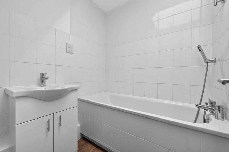 3 bedroom Flat for sale in East End Road-view8