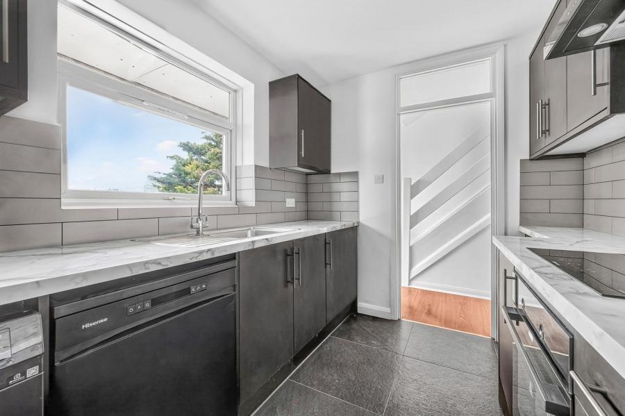 3 bedroom Flat for sale in East End Road-view6