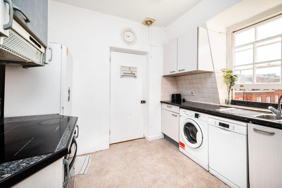 2 bedroom Flat for sale in Eyre Court-view5