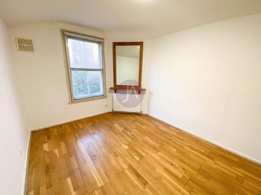 3 bedroom Maisonette for sale in Kingsgate Road-view8