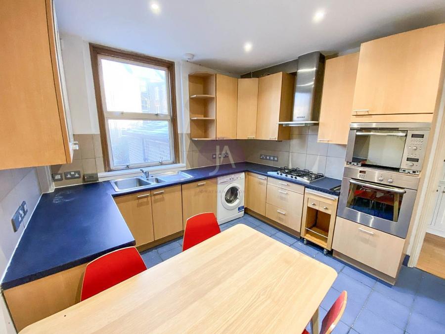 3 bedroom Maisonette for sale in Kingsgate Road-view3