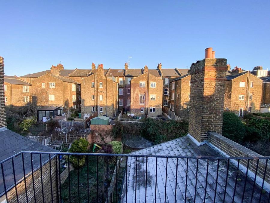 3 bedroom Maisonette for sale in Kingsgate Road-view14