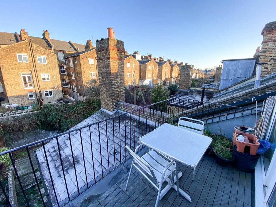 3 bedroom Maisonette for sale in Kingsgate Road-view4