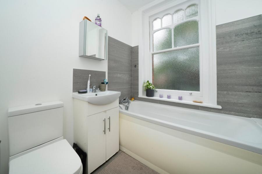2 bedroom Flat for sale in Jacksons Lane-view5