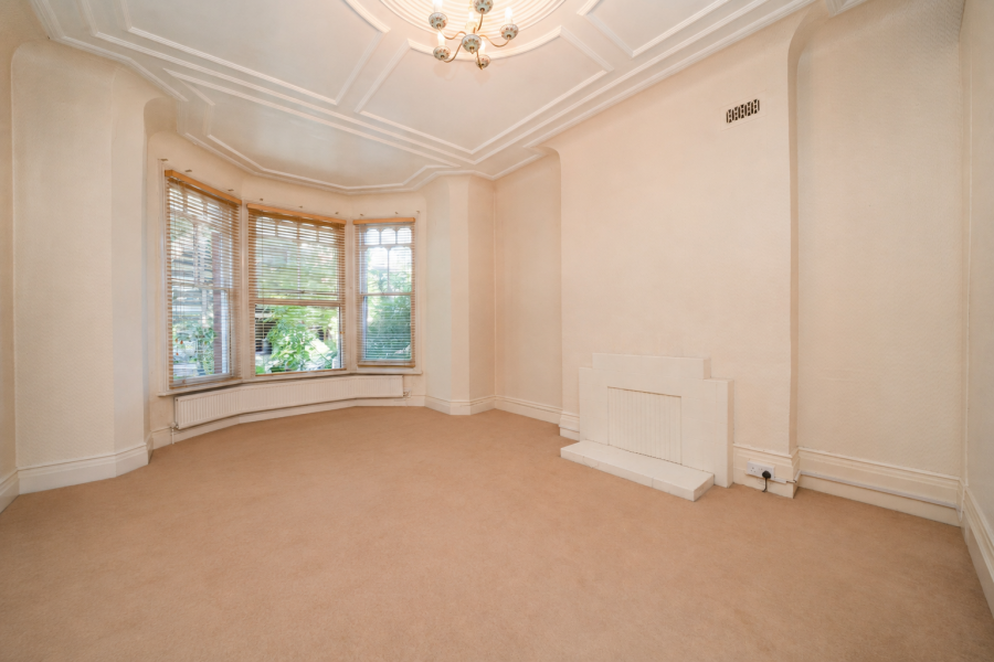 1 bedroom Flat for sale in Jacksons Lane-view2