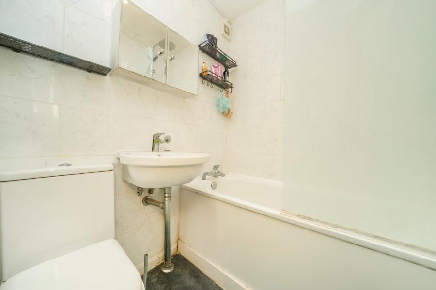 1 bedroom Flat for sale in Jacksons Lane-view5