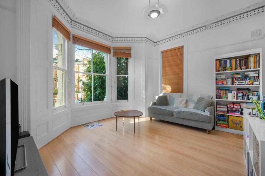 3 bedroom Flat for sale in Cromwell Place-view2