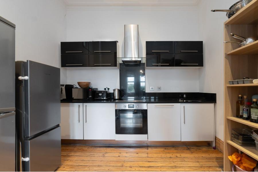 4 bedroom Flat for sale in Winchester Avenue-view5