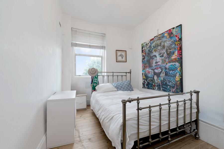 4 bedroom Flat for sale in Winchester Avenue-view8