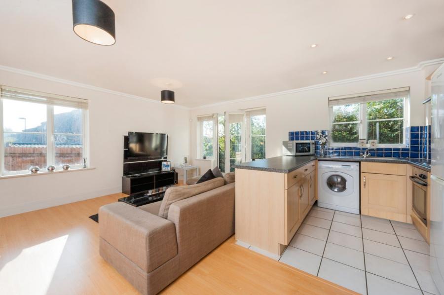 2 bedroom Flat for sale in Bloomsbury Close-view4