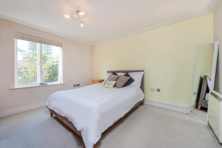 2 bedroom Flat for sale in Bloomsbury Close-view6