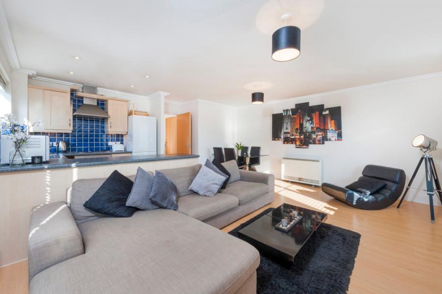 2 bedroom Flat for sale in Bloomsbury Close-view2