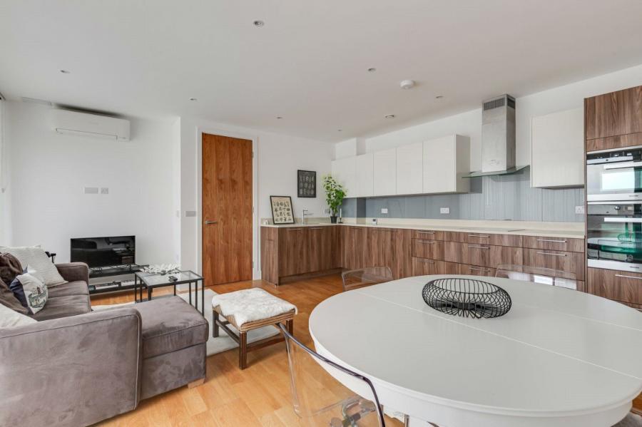 2 bedroom Flat for sale in Regis Place-view4