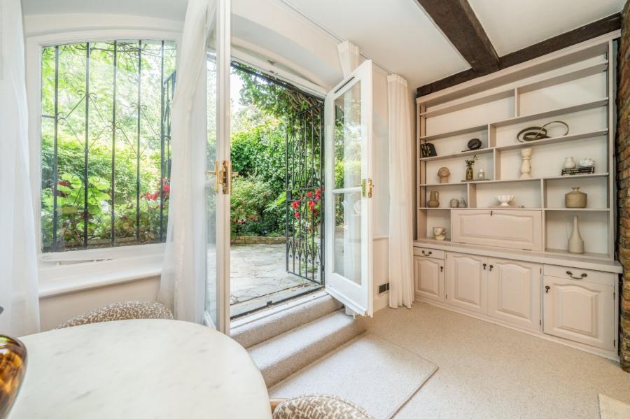 2 bedroom Flat for sale in Marlborough Place-view11