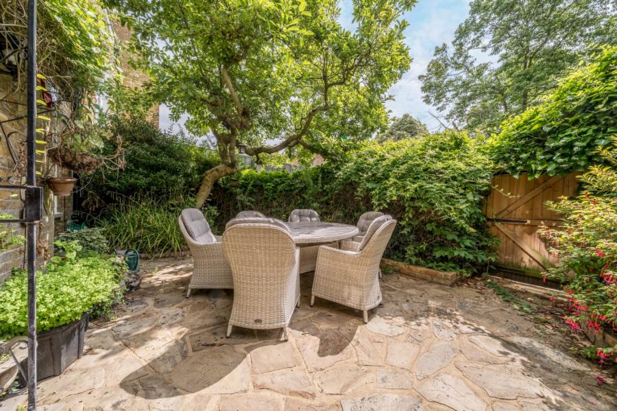 2 bedroom Flat for sale in Marlborough Place-view10