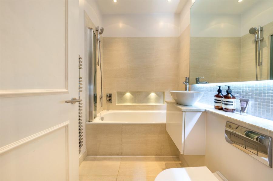 2 bedroom Flat for sale in Regents Park Road-view12