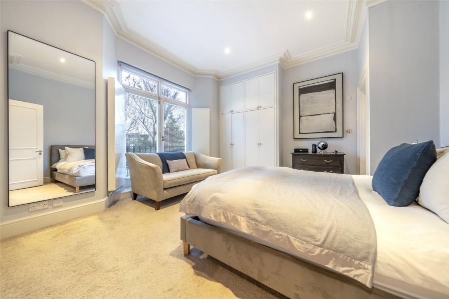 2 bedroom Flat for sale in Regents Park Road-view11