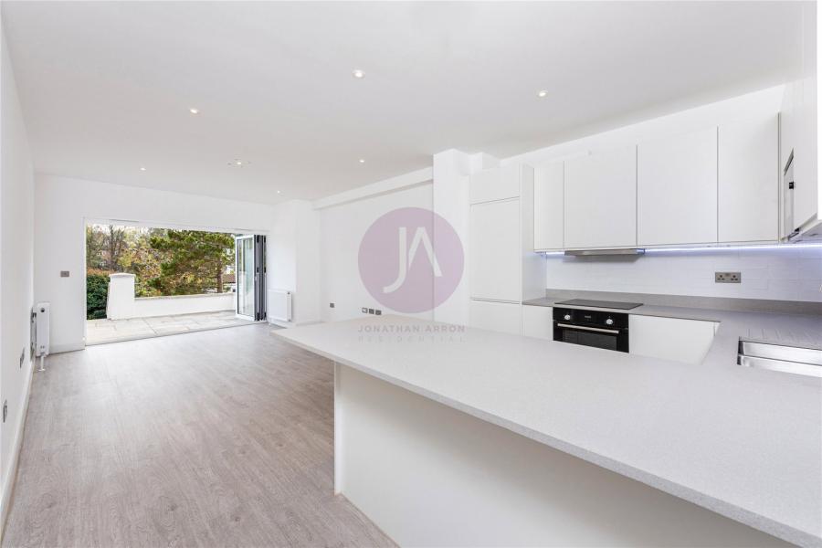 2 bedroom Flat for sale in Holders Hill Road-view2