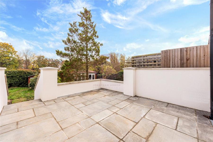 2 bedroom Flat for sale in Holders Hill Road-view1