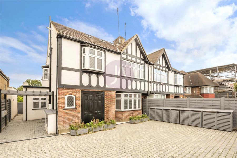 2 bedroom Flat for sale in Holders Hill Road-view8