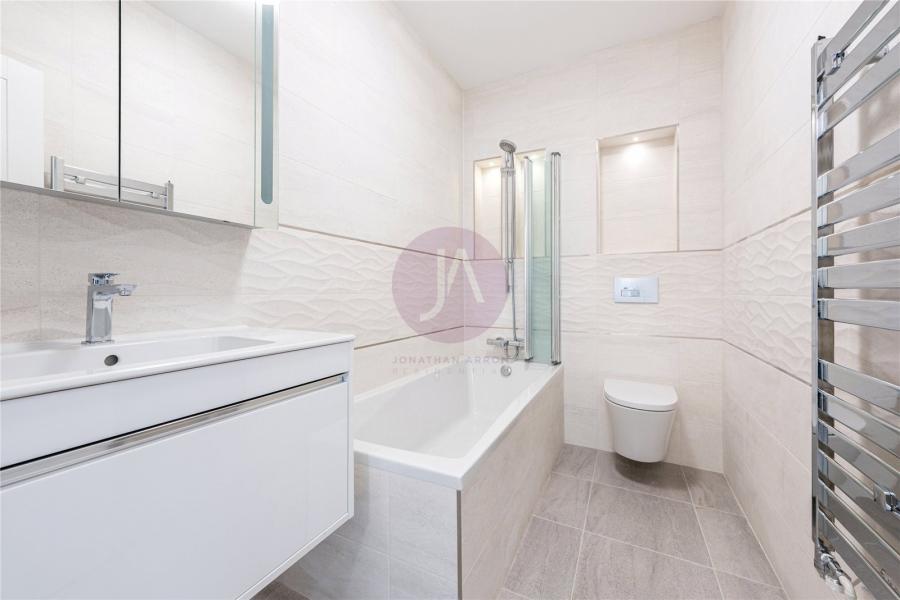 2 bedroom Flat for sale in Holders Hill Road-view4
